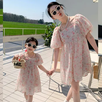 Одинаковые платья для мамы и дочки, Летняя одежда для мамы и меня, платье с цветочным рисунком для мамы и маленькой девочки, Корейская женская одежда